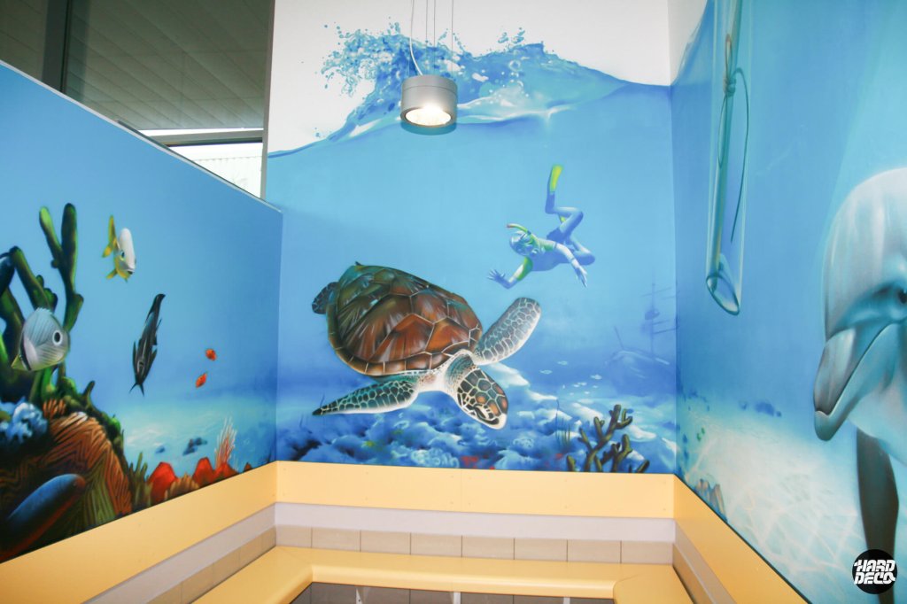 Fresque sous-marine tortue caouanne et plongeur, murs angle piscine Morsang-sur-Orge, aérosol