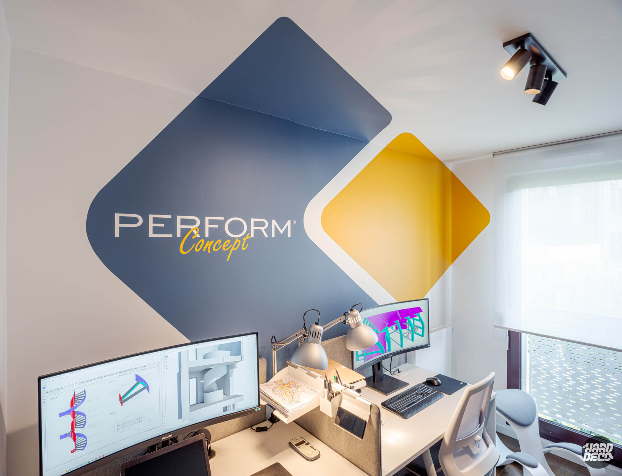 Anamorphose murale logo Perform Concept sur mur et plafond, losanges bleu et jaune, bureau Nanterre
