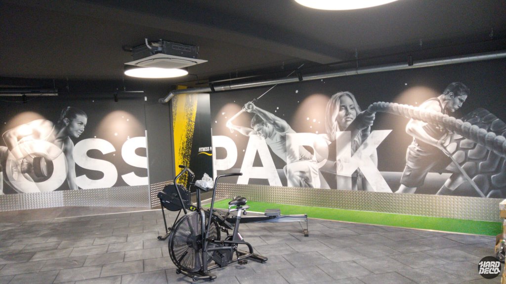 Fresque murale Fitness Park Nanterre, lettrage CROSS PARK et silhouettes d'athlètes en grisaille, aérosol