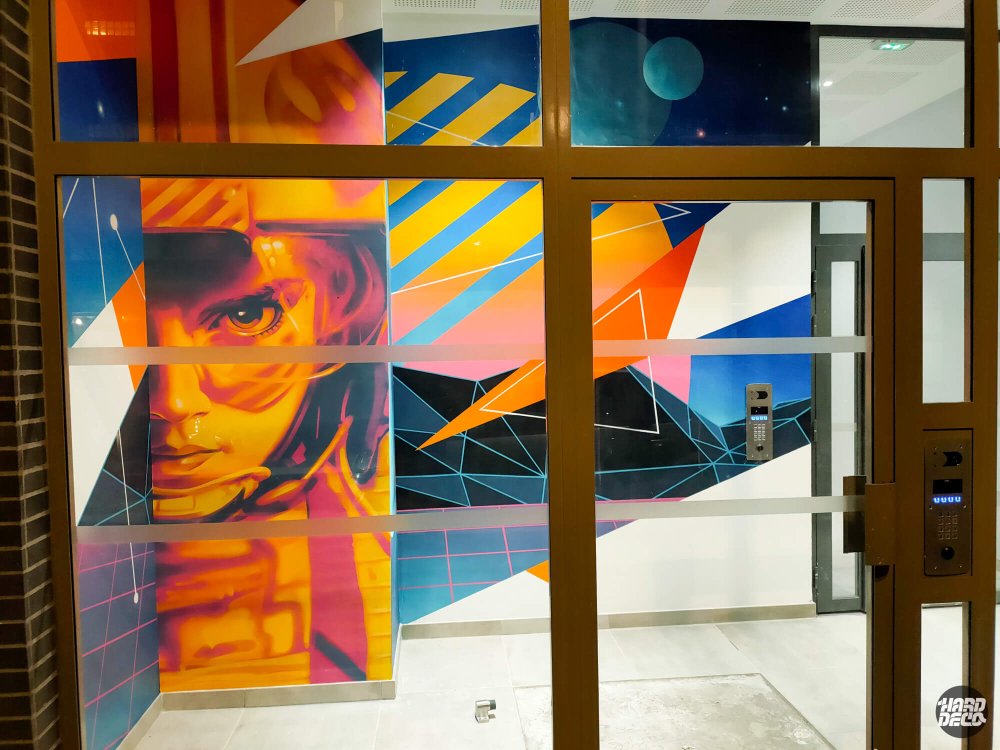 Fresque murale futuriste hall résidence Nanterre, portrait astronaute orange et géométrie spatiale, vue rapprochée