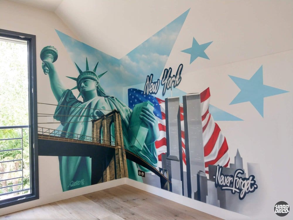 Fresque New York chambre angle de mur : Statue de la Liberté et skyline peints à l'aérosol, inscription Never Forget