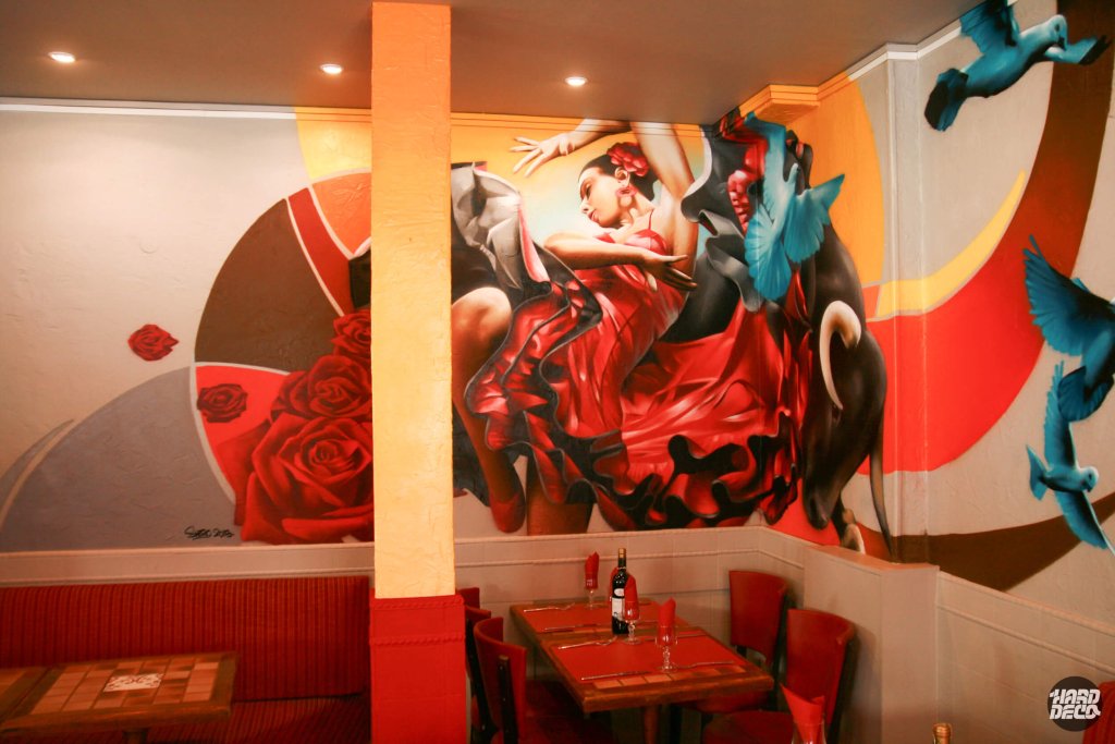 Vue d'ensemble fresque murale intérieure Corrida Café Paris : flamenco, colombes et roses rouges en salle