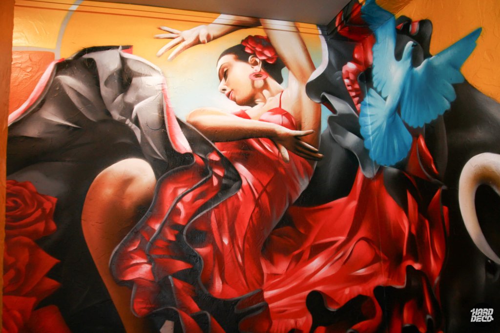Détail fresque intérieure Corrida Café Paris : danseuse de flamenco robe rouge et colombe turquoise à l'aérosol