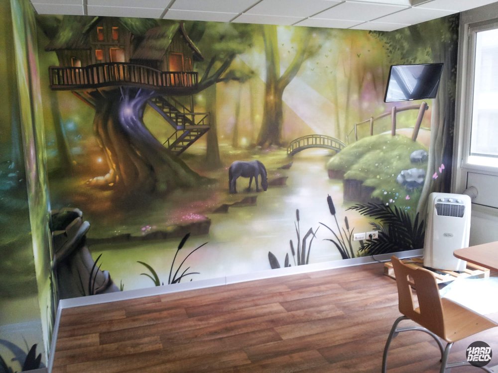 Fresque murale forêt enchantée avec cheval, ruisseau et cabane perchée, salle patients clinique Paris