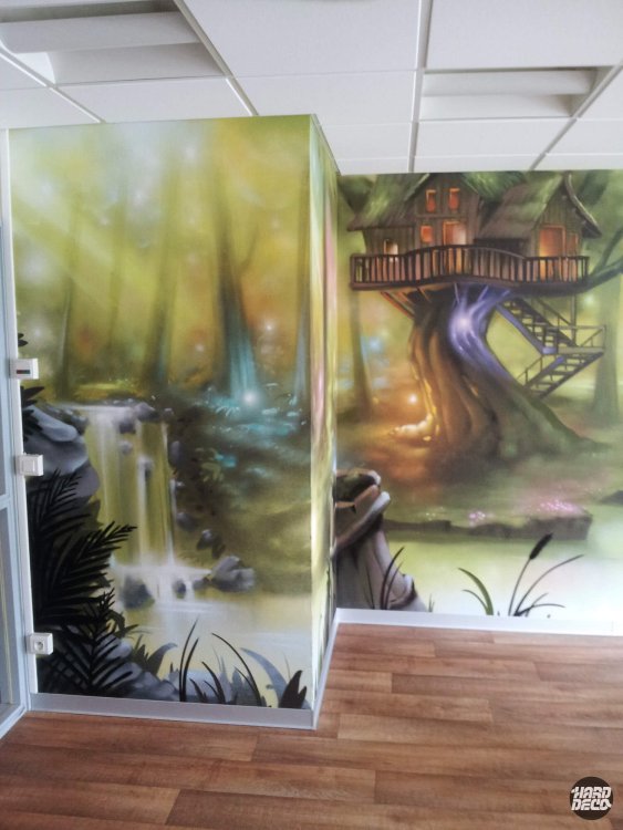 Fresque murale forêt magique avec cascade et cabane dans les arbres, clinique Paris 16e