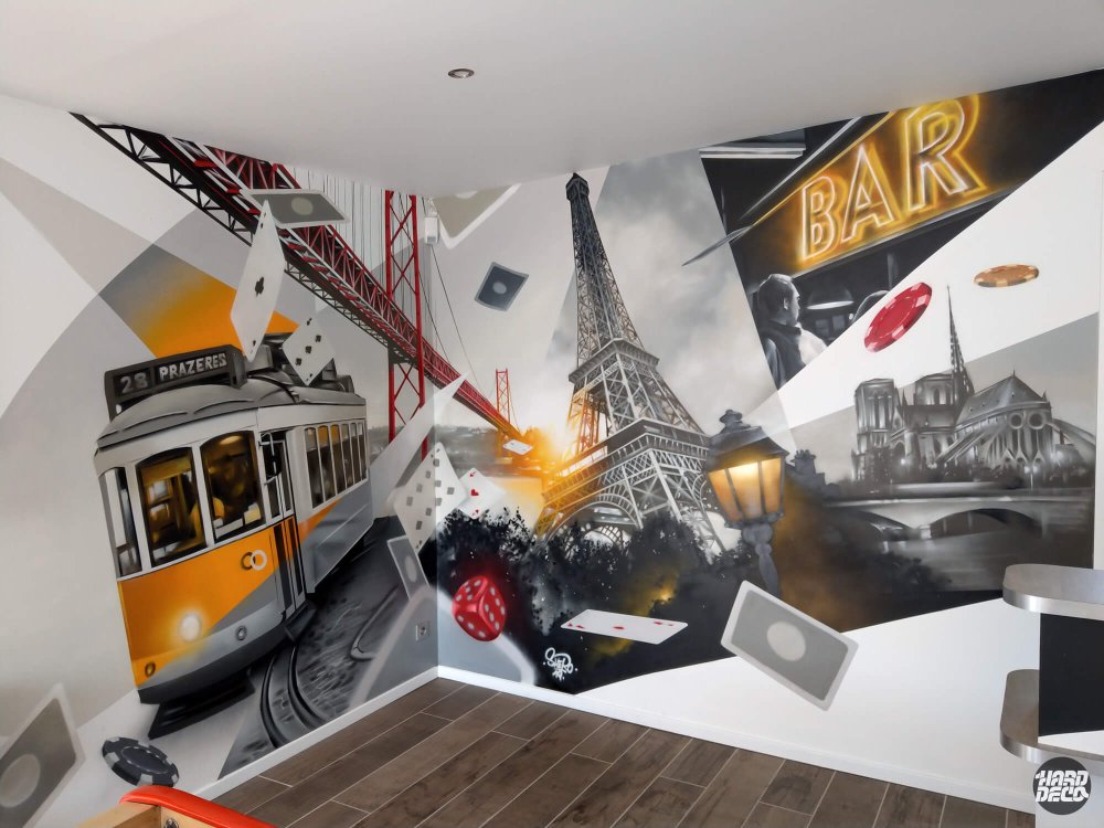 Anamorphose murale deux pans de mur tramway Lisbonne Tour Eiffel dés cartes casino aérosol