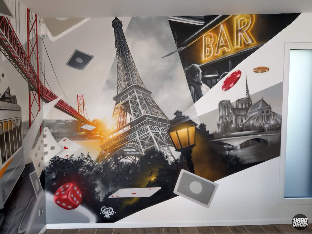 Détail fresque Tour Eiffel Notre-Dame Paris dés rouges cartes en suspension enseigne BAR néon