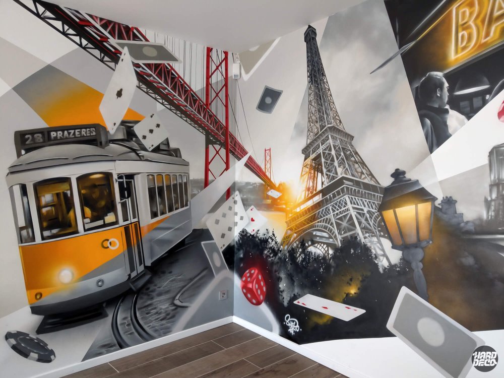 Fresque aérosol tramway ligne 28 Prazeres Lisbonne pont rouge Tour Eiffel salle de jeux