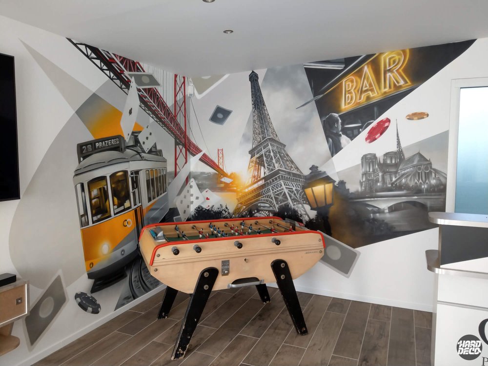 Vue ensemble fresque Paris Lisbonne avec babyfoot bar casino enseigne néon ambré