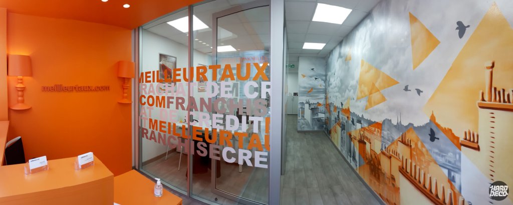 Vue d'ensemble agence Meilleurtaux Paris 17e, mur orange, vitrage lettrage et fresque parisienne en fond