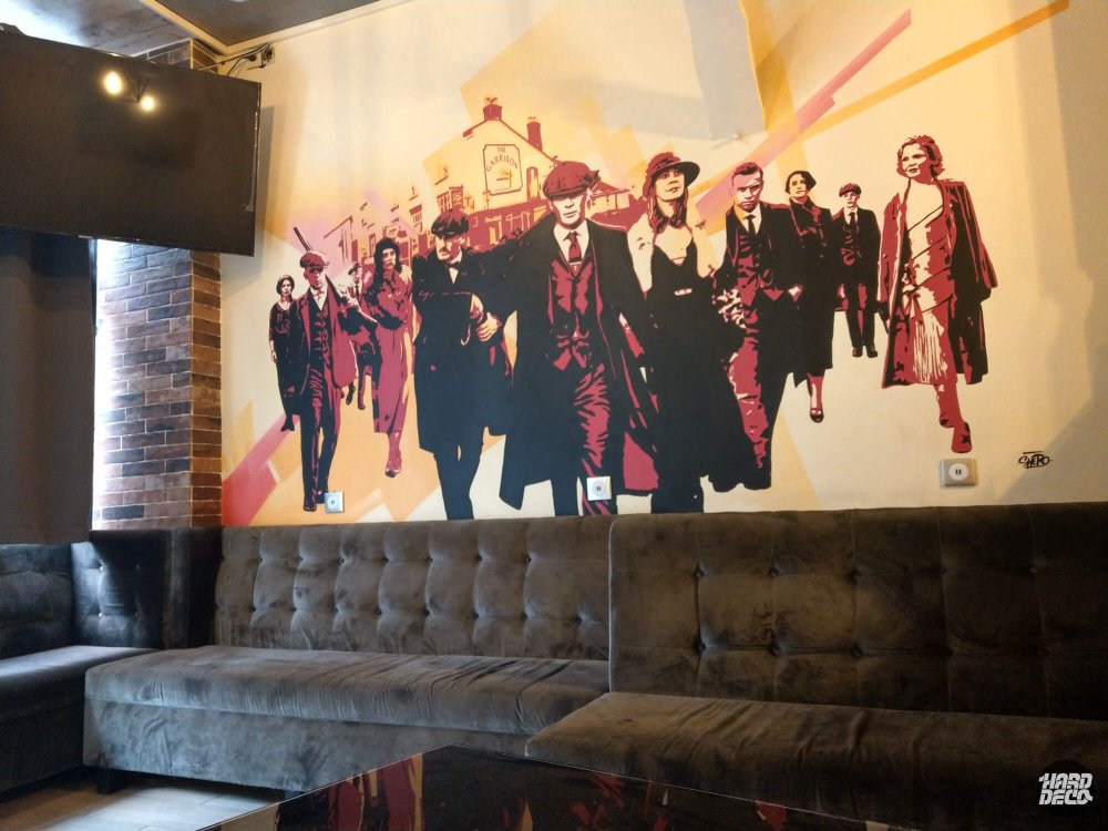 Fresque murale Peaky Blinders au Bar Le Garrisson Paris, personnages en bordeaux et noir sur fond sable