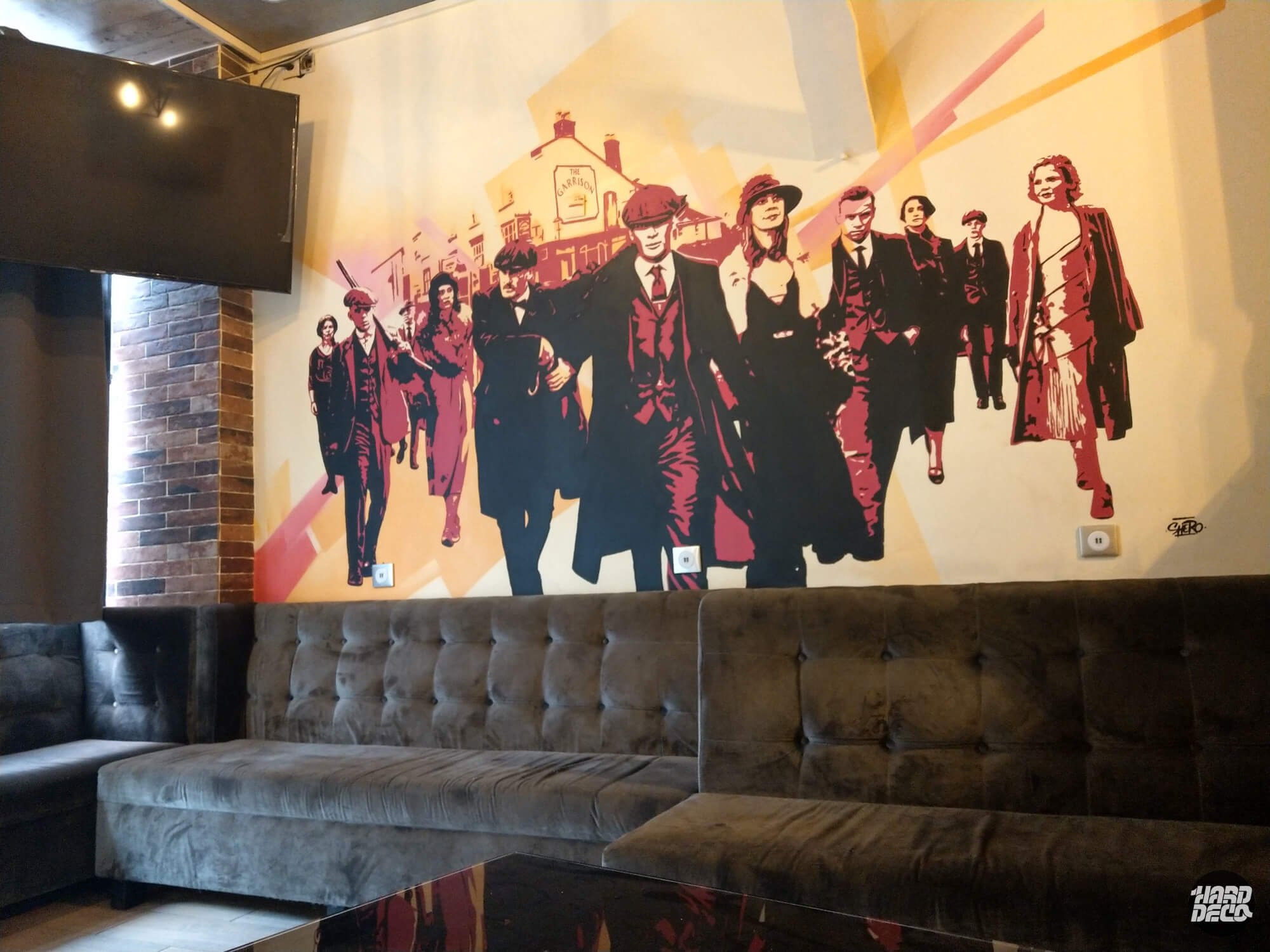 Fresque murale Peaky Blinders au Bar Le Garrisson Paris, personnages en bordeaux et noir sur fond sable