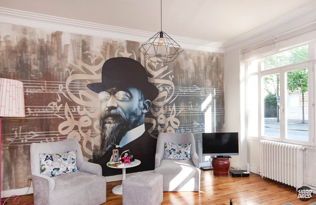 Fresque aérosol salon parisien portrait Erik Satie fond brun calligraphie et portées musicales lumière naturelle