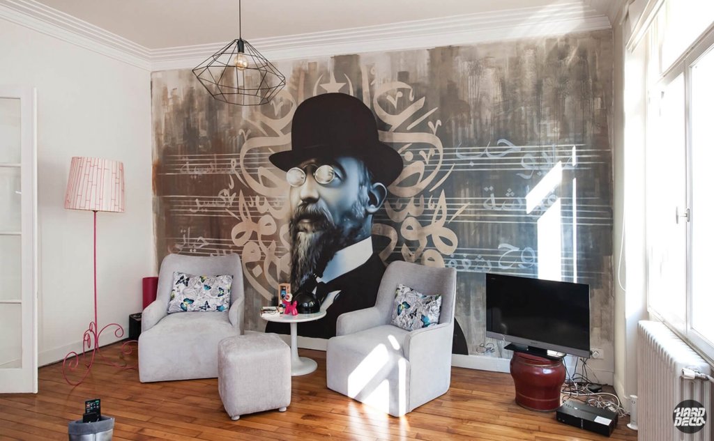 Détail fresque portrait Erik Satie chapeau melon lunettes rondes calligraphie arabe portées musicales Paris