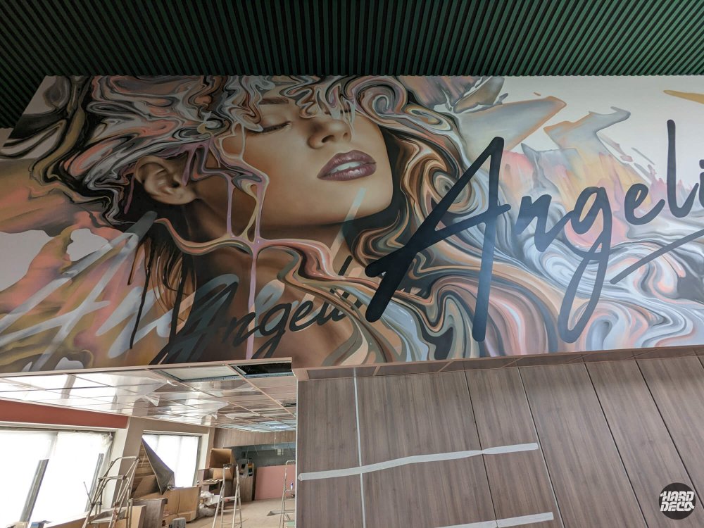 Détail fresque aérosol restaurant Paris 13e, visage féminin hyperréaliste entouré de motifs liquides colorés