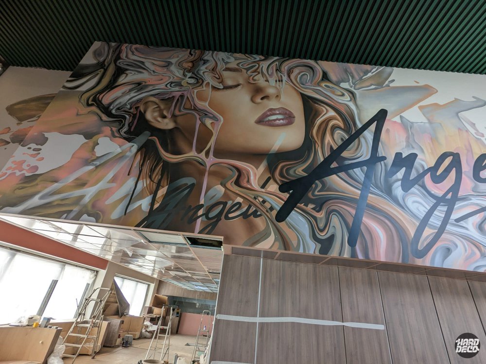 Vue d'ensemble fresque murale restaurant L'Angélina Paris 13e, portrait et abstraction aérosol 48 m²