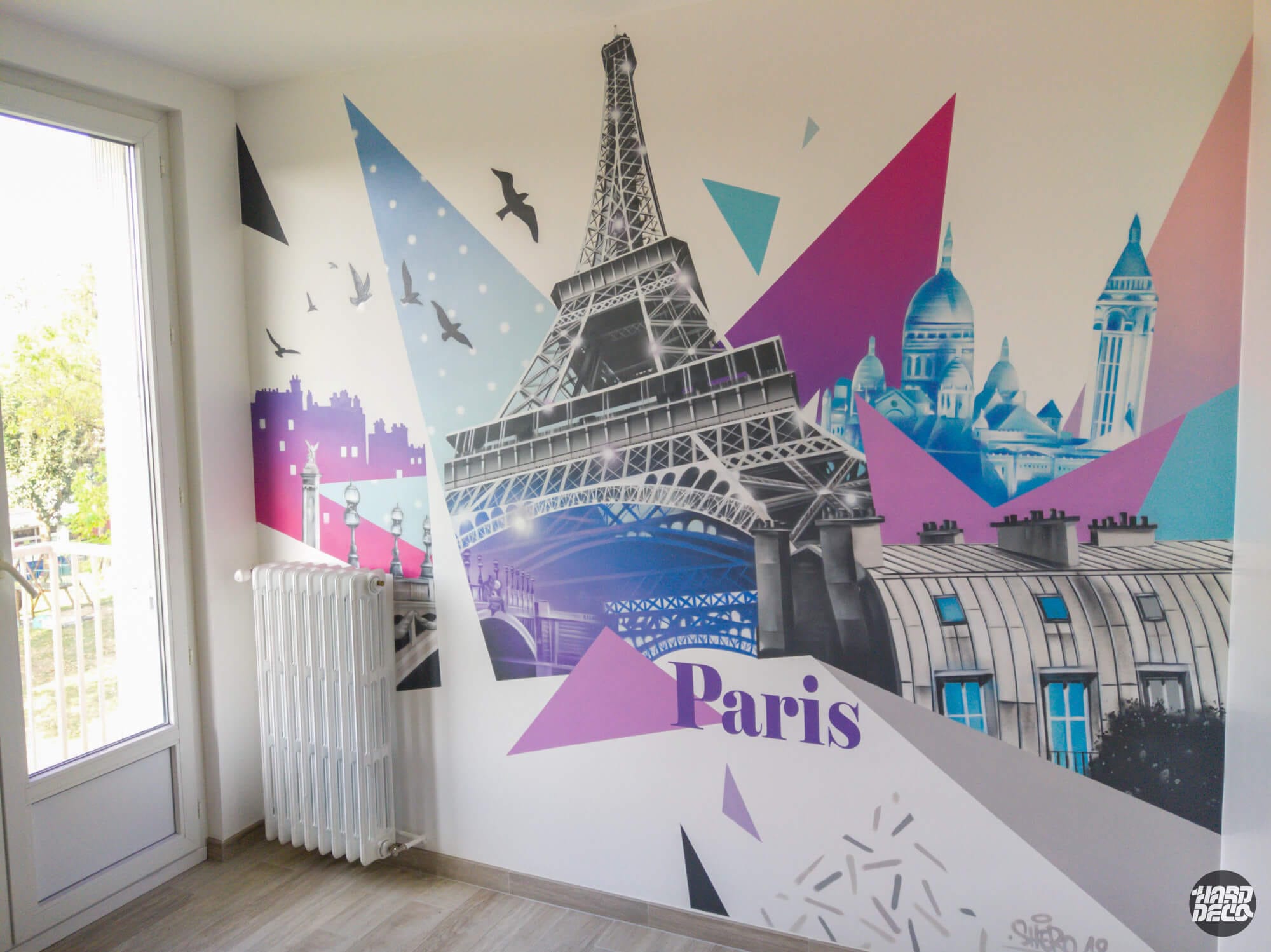 Fresque murale Paris aérosol dans une chambre : Tour Eiffel, Sacré-Cœur et triangles colorés rose et bleu