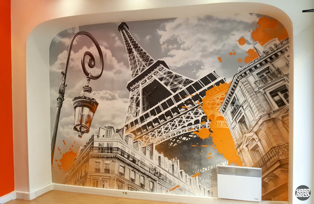 Fresque aérosol Tour Eiffel contre-plongée avec réverbère baroque et éclats orange, salle d'attente Paris 17e