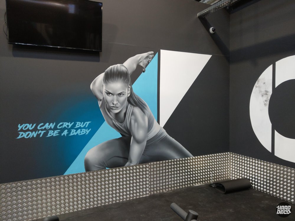 Fresque femme athlétique You Can Cry But Don't Be A Baby, angle de salle cross-training, aérosol Shero Pierrefitte