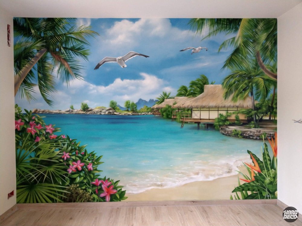 Fresque murale plage paradisiaque avec frangipaniers roses, mouettes et ciel bleu, vue ensemble