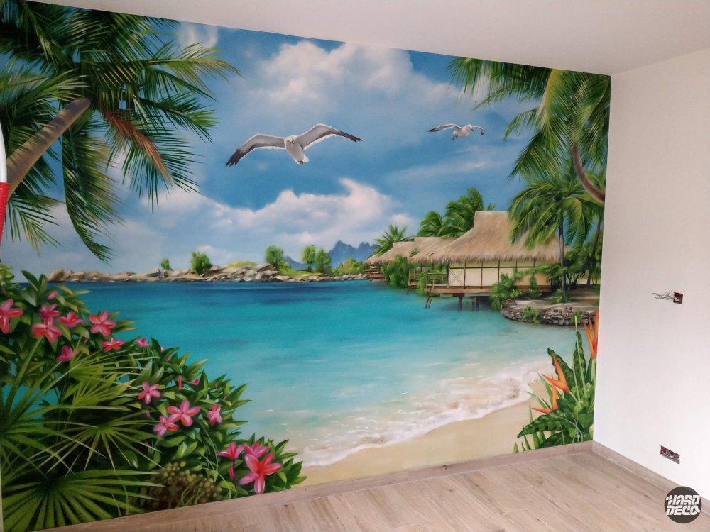 Fresque murale tropicale avec lagon turquoise, palmiers et bungalow sur pilotis, vue en angle