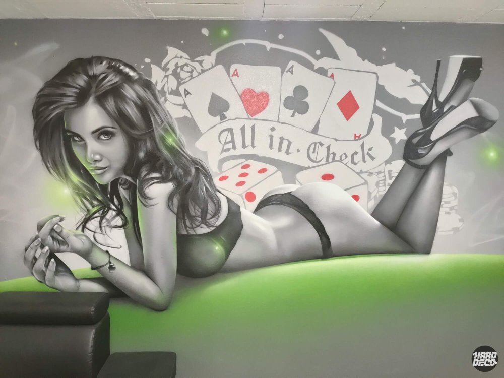 Détail fresque aérosol poker, portrait pin-up grisaille et as de carreau rouge, inscription All in Check