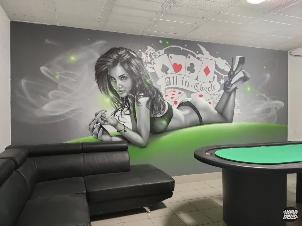 Fresque murale poker pin-up aérosol, portrait hyperréaliste noir et blanc avec accents vert fluo, salle privée