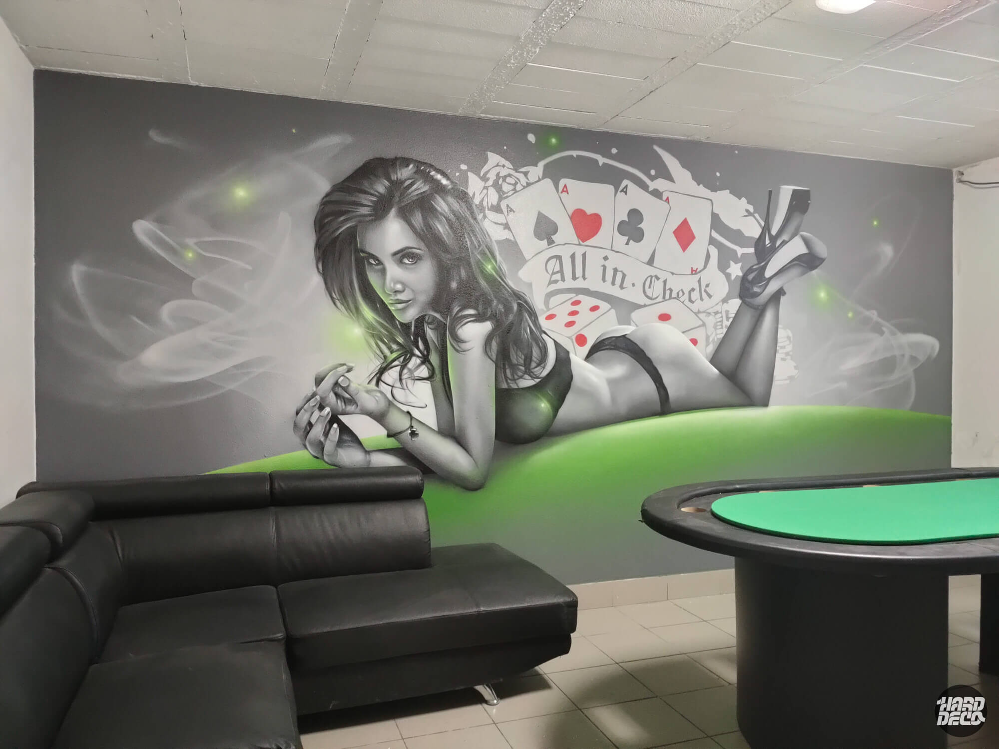 Fresque murale poker pin-up aérosol, portrait hyperréaliste noir et blanc avec accents vert fluo, salle privée
