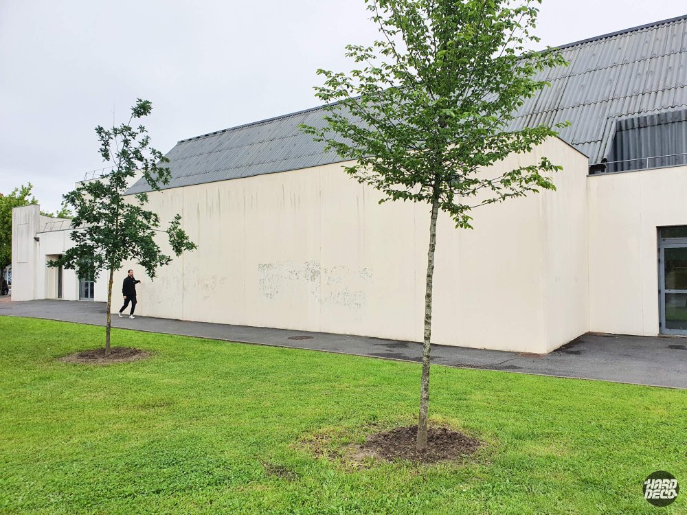 État avant travaux du mur extérieur du gymnase Roger Boisramé à Pontault-Combault, façade blanche vierge