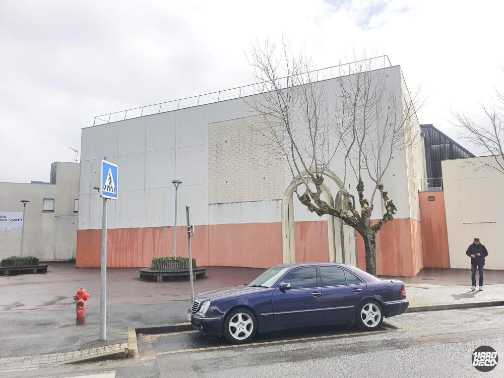 Façade avant travaux du gymnase Bois Ramé à Pontault-Combault, mur gris et orange à peindre