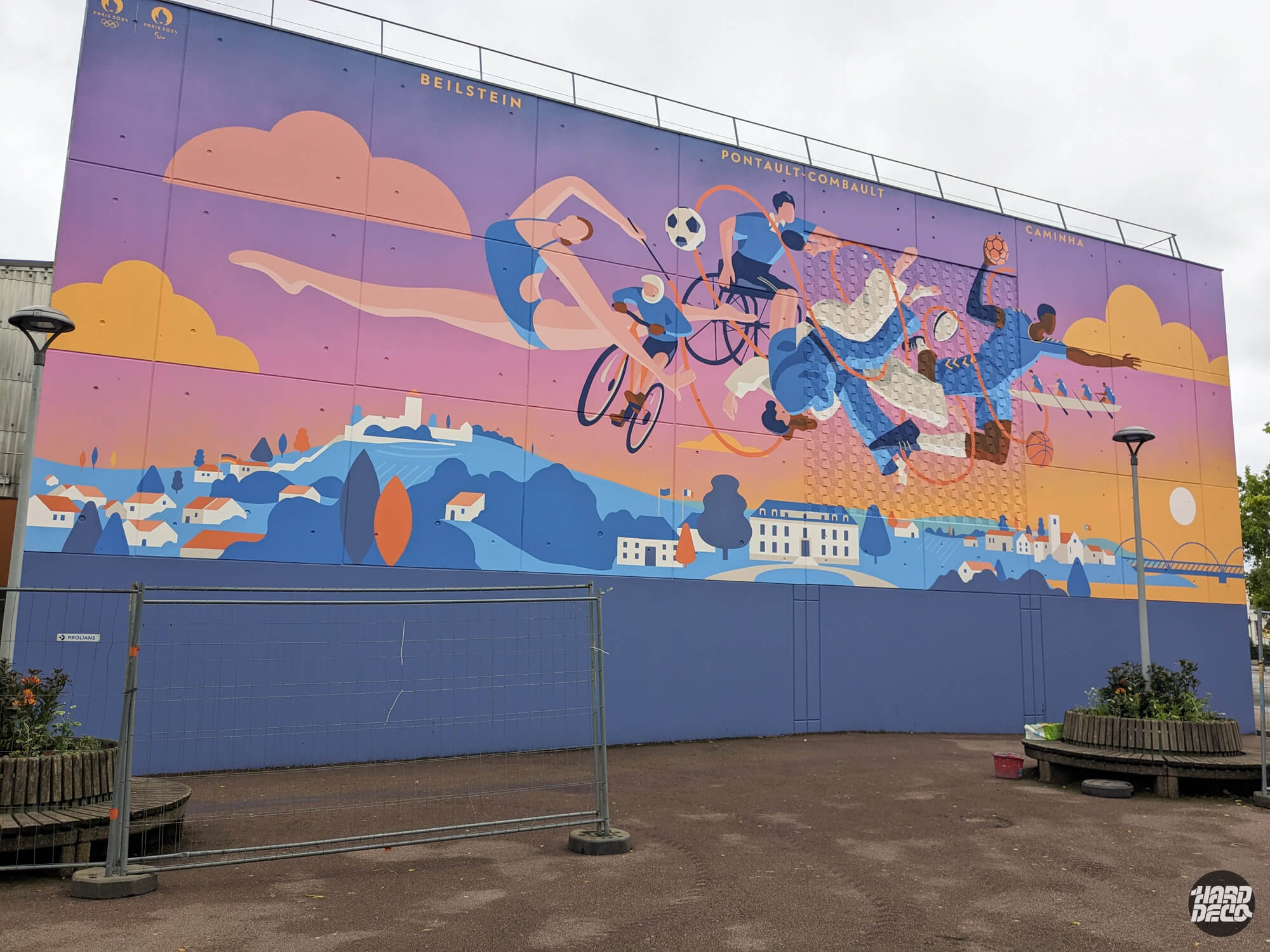Vue d'ensemble de la fresque JO et Paralympiques Paris 2024 sur le gymnase Bois Ramé à Pontault-Combault, 160 m²