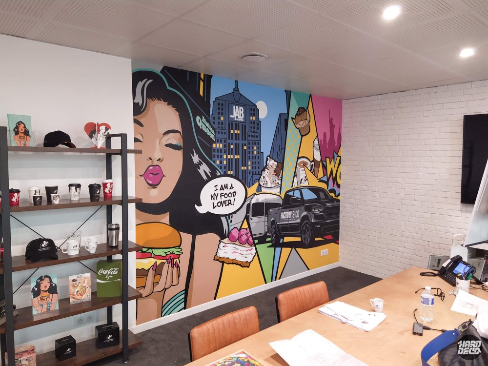 Fresque murale pop art bureaux Factory & Co, personnage Ashley, skyline et food truck, vue d'ambiance