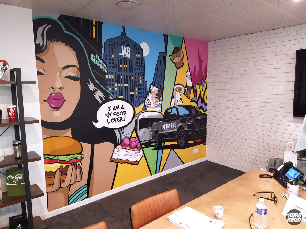 Fresque pop art Factory & Co vue rapprochée, femme burger New York, bulle I am a NY food lover
