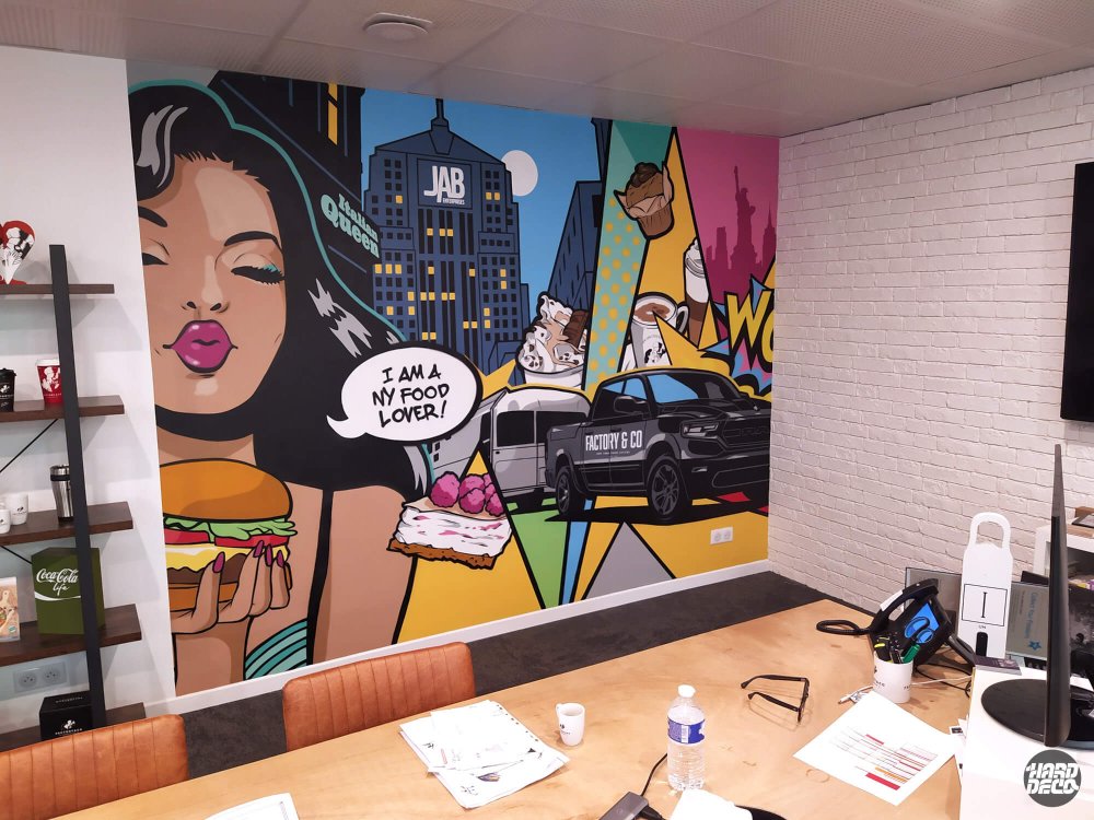 Fresque pop art salle de réunion Factory & Co, personnage féminin burger, skyline New York et food truck
