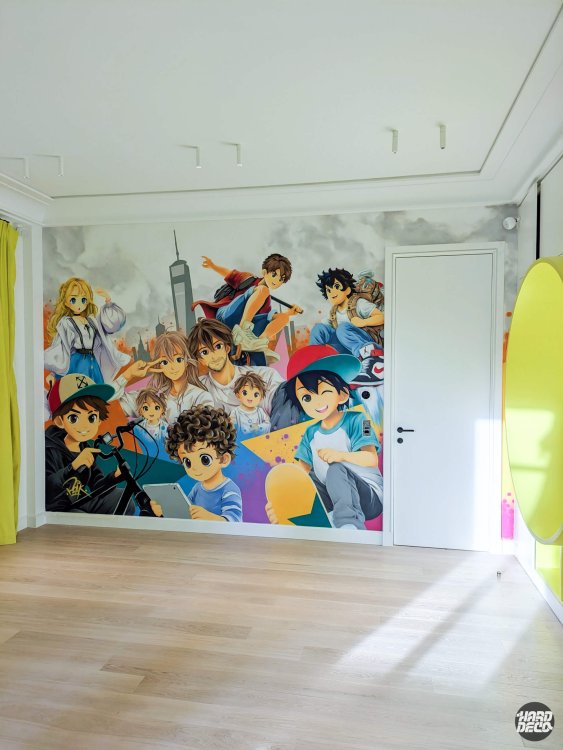 Vue d'ensemble fresque murale manga portrait familial dans chambre aux rideaux jaunes