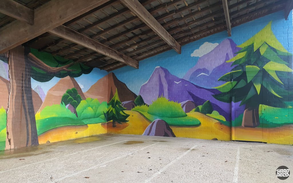 Fresque aérosol préau école Torcy, sapins verts et montagne violette, vue angle droit intérieur