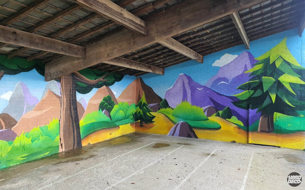 Fresque murale aérosol école Torcy, panorama montagne et forêt stylisé, vue intérieure deux murs