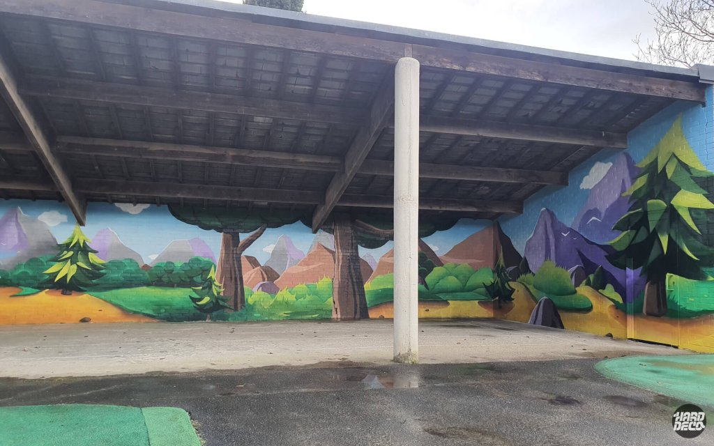 Vue d'ensemble fresque murale préau école Torcy, paysage nature montagne sur trois murs en parpaing