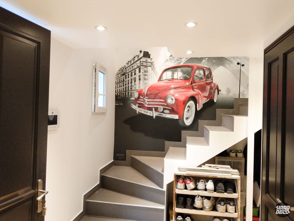 Vue d'ensemble fresque murale escalier particulier Renault 4CV rouge et décor parisien en noir et blanc