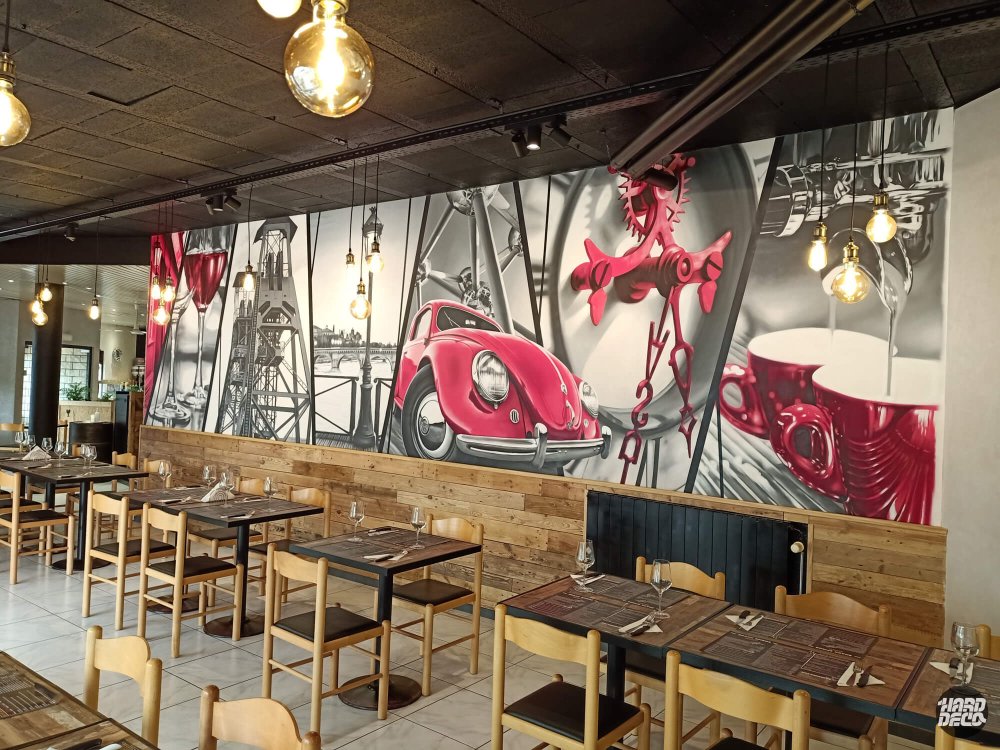 Fresque aérosol restaurant avec Coccinelle rouge vintage, verres de vin et rouages sur fond gris, vue d'ensemble