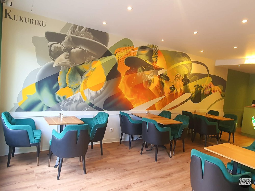Fresque aérosol restaurant Kukuriku Noisy-le-Grand, coqs en chapeau palette jaune-or street-art, vue salle