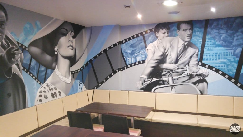 Fresque murale cinéma restaurant Paris Wagram, Audrey Hepburn et Gregory Peck sur Vespa, pellicule et bleu