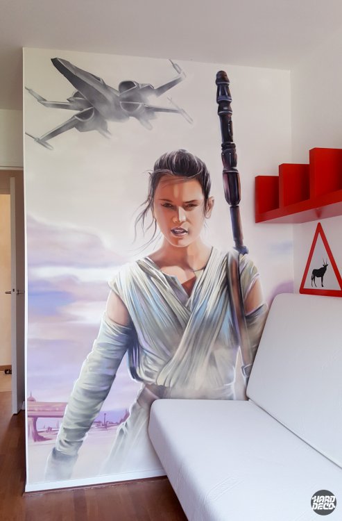 Portrait mural Rey Star Wars chambre enfant, détail visage et X-Wing arrière-plan, rendu hyperréaliste aérosol