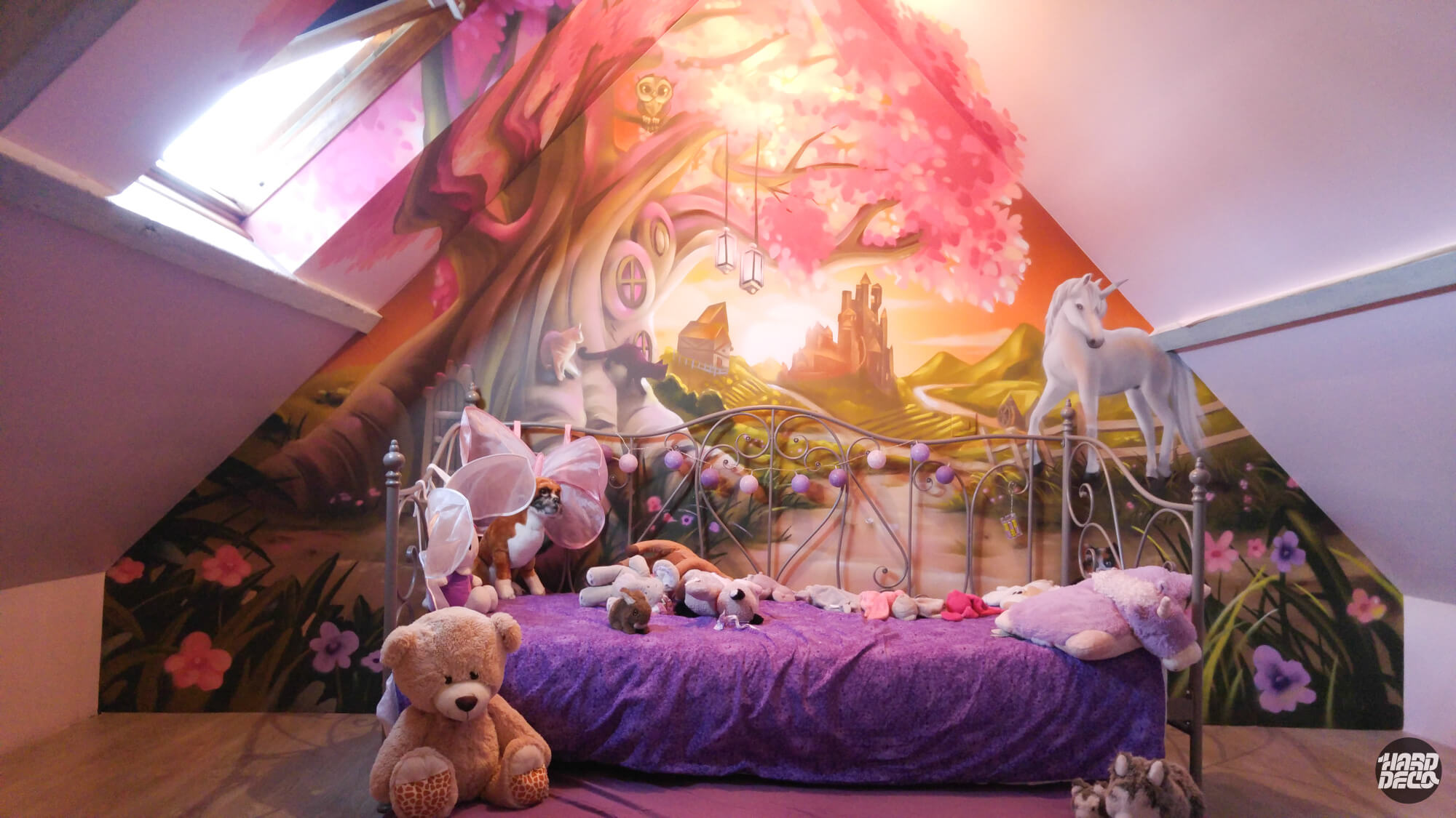 Fresque murale féerique chambre enfant avec cerisier rose, licorne blanc et château enchanté, Saint Contest