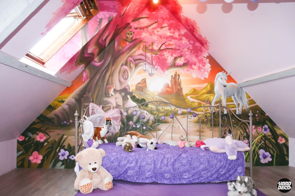 Vue d'ensemble fresque chambre enfant cerisier rose licorne château paysage enchanté mur mansardé aérosol