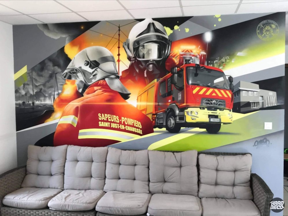 Fresque murale pompiers aérosol avec camion et personnages, salle de repos caserne Oise