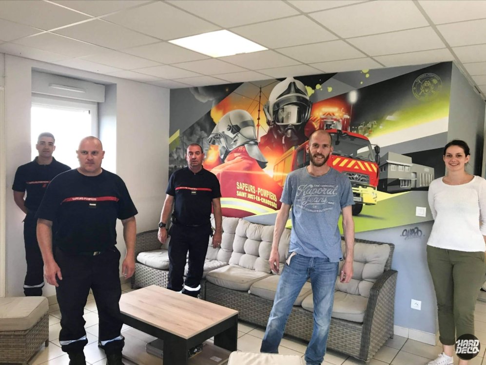 Pompiers de la caserne posant devant la fresque murale aérosol sapeurs-pompiers Saint-Just-en-Chaussée