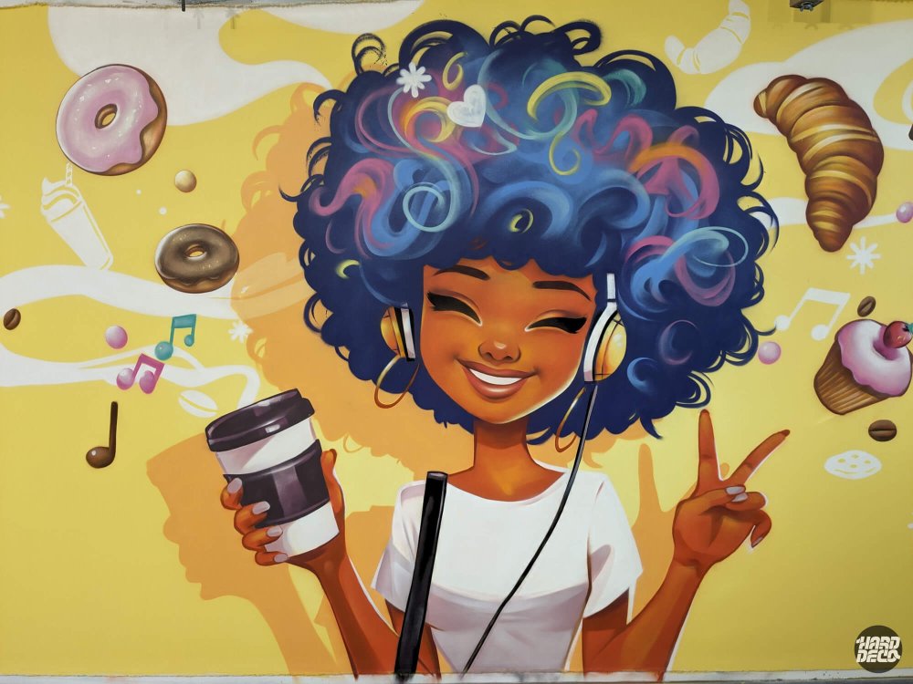 Gros plan fresque aérosol coffee shop, personnage manga souriant avec casque audio, donuts et croissants, fond jaune