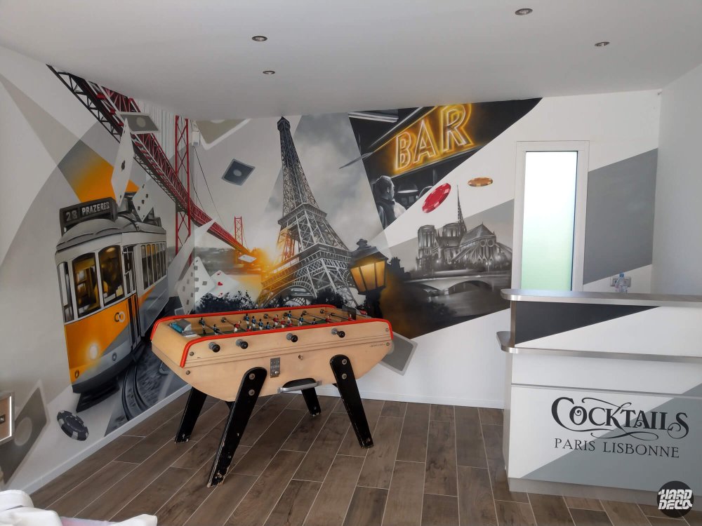 Fresque murale salle de jeux bar Paris Lisbonne avec tramway, Tour Eiffel et enseigne BAR néon