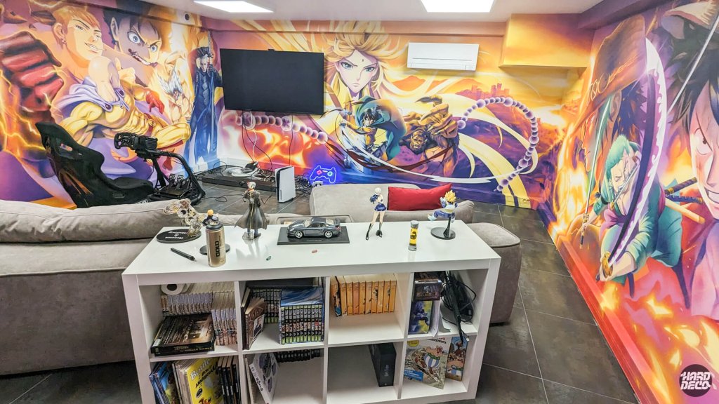 Fresque manga salle gaming, composition Dragon Ball et One Piece sur deux murs, angle bibliothèque